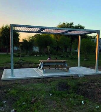 Pérgola metálica prefabricada en espacio público