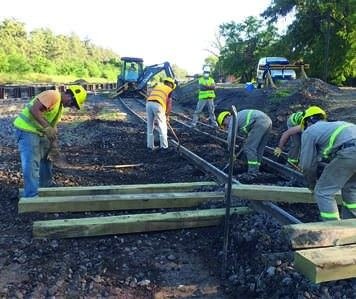 Cuadrilla trabajando sobre vías férreas